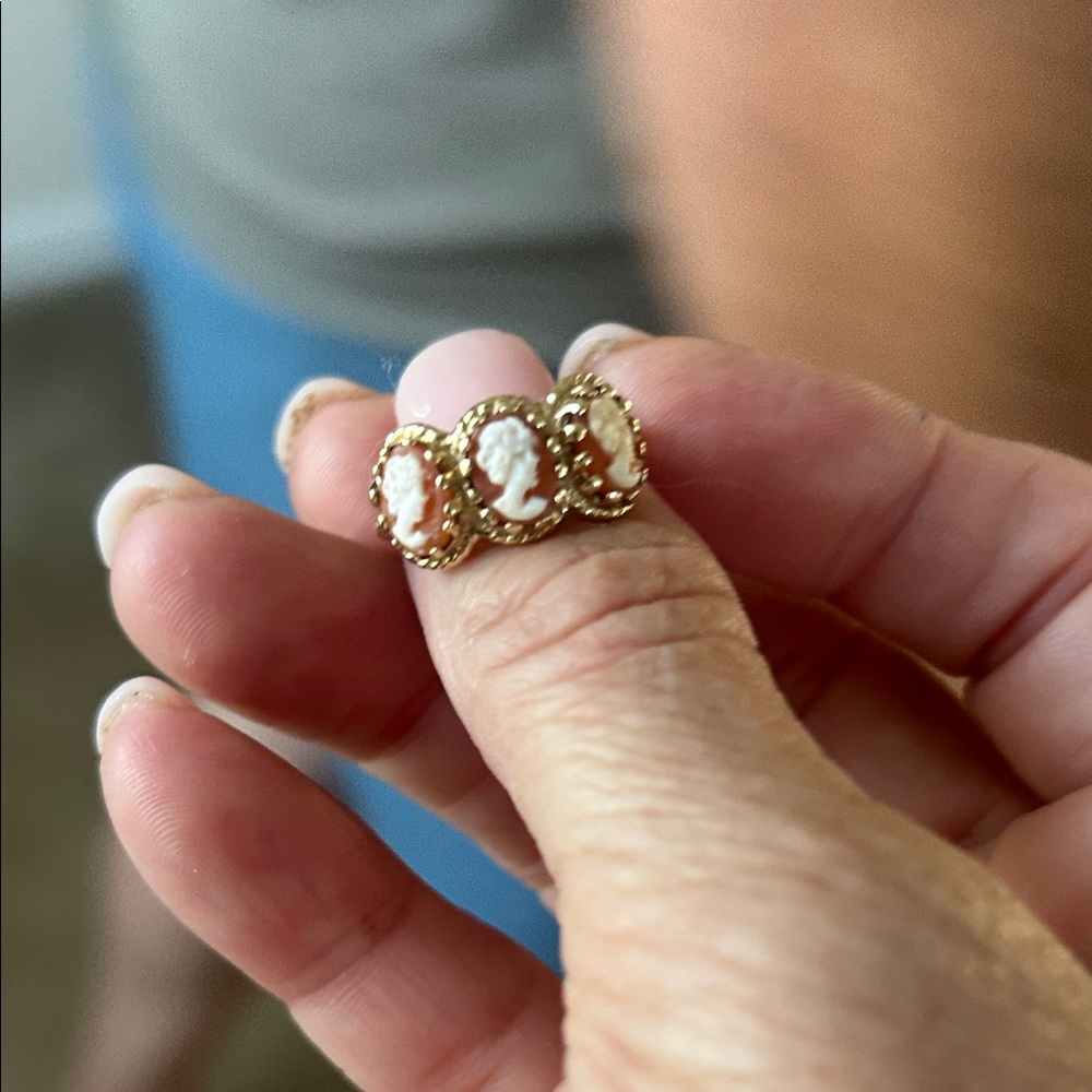 Elegant 14kt  Gold Cameo Ring